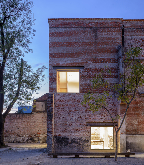 Anti-Architektur: Wie das mexikanische Büro R-Zero diesen Backsteinbau in Mexiko-Stadt saniert hat.