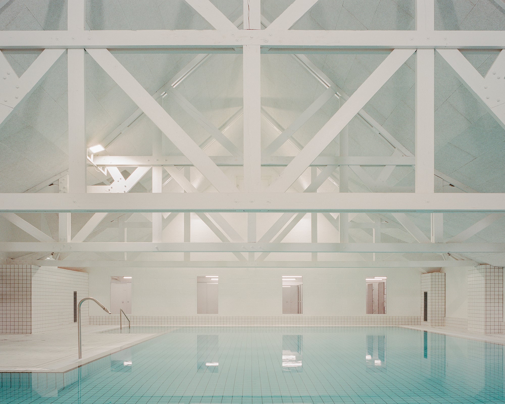 Abstrakter Umbau eines Schwimmbads in der Bretagne von Atelier RAUM