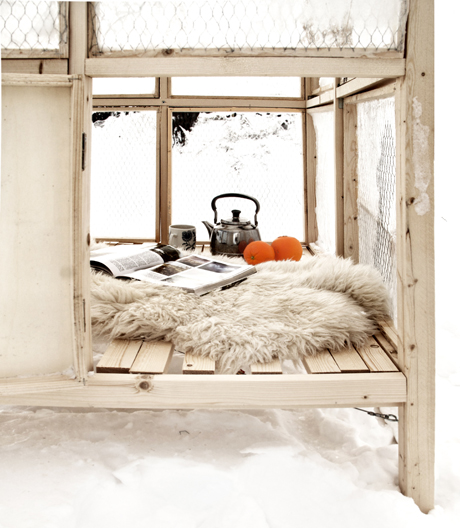 Dieses faltbare Minihäuschen trägt im Winter Wände aus Eis und im Sommer aus Kletterpflanzen.