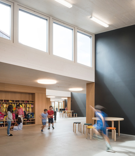 Mit dem Schulhaus in Port zeigt das Zürcher Büro Skop, wie man sich im Unterricht zuhause fühlt.