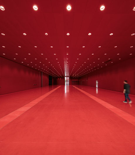 Durch diese Black Box zieht sich das Konzept von Marte.Marte Architekten wie ein roter Faden.