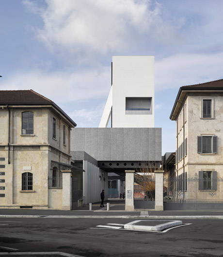 Rem Koolhaas hat für Miuccia Prada einen Turm gebaut: neun Etagen Kunst plus Restaurant, Bar und Dachterrasse.