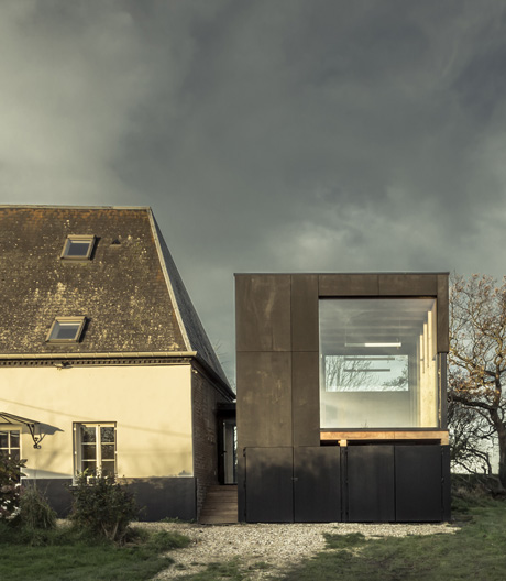 Zieht den Blick nicht nur auf sich, sondern auch in sich: Garagenbibliothek in der Normandie.