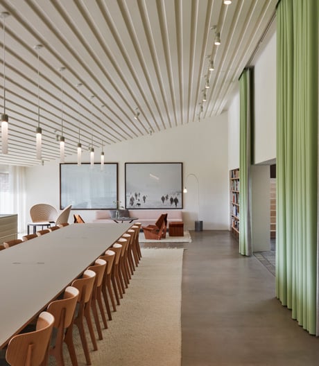 Im dänischen Ebeltoft wurde das Kvadrat-Headquarter in eine gemütliche Wohnlandschaft verwandelt.