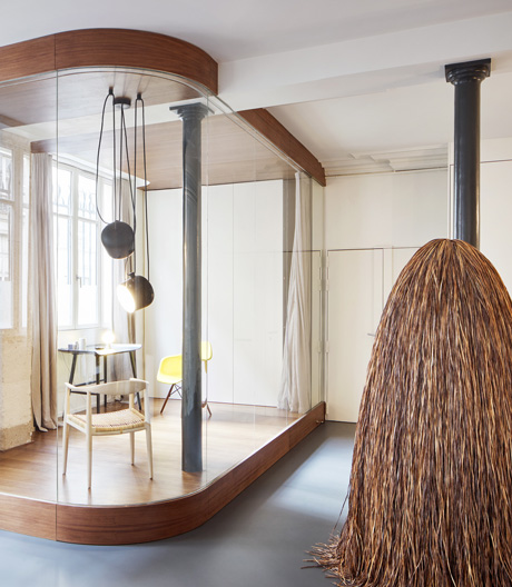 Das Pariser Architekturbüro Cut hat dieses Loft umgebaut. Mit dabei: viel Walnussholz und eine Schuhschrank-Perücke.