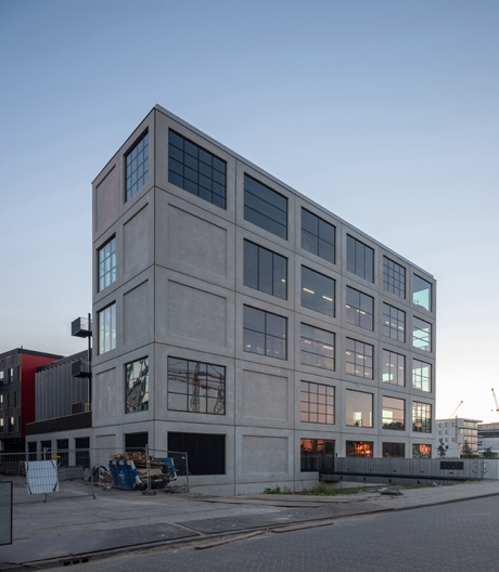 Blick über den Hafen und eine Bergkulisse als Treppenhaus: Salt in Amsterdam.