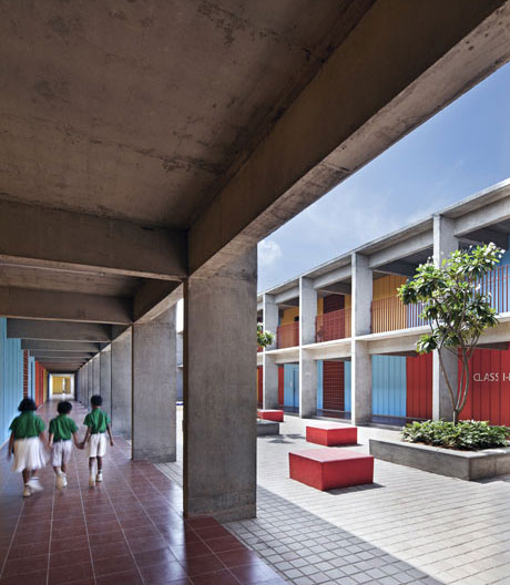 Ein Kindergarten in Bangalore, in dem Rohbeton auf Ornamente trifft.