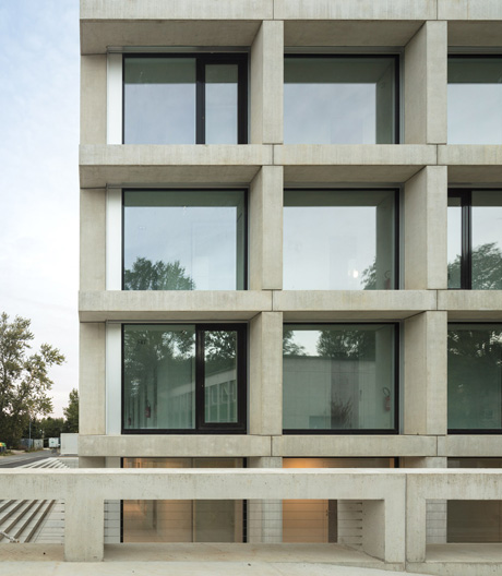 Strukturierte Forschung: imposante Nischenfassade von KAAN Architecten und FRES architectes.