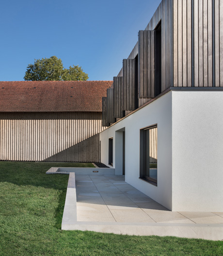 Diesen Sockel mit Satteldach haben Dittel Architekten in Süddeutschland gebaut.