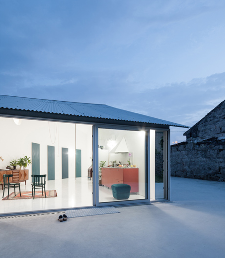 Fala Atelier nimmt seinem Umbau die Strenge und fügt ihm beinahe etwas Künstlerisches hinzu.