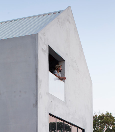 Ein Wohnhausprototyp für Minimalisten und Millennials von Whispering Smith Architetcs.