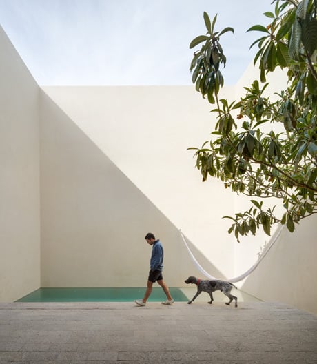 Ein Haus, das sich zum Himmel öffnet