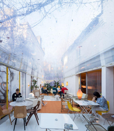 Dieser Umbau zum Coworking Space von SelgasCano in London lockt mit jeder Menge Pflanzen und einer Dämmung aus Seifenblasen.