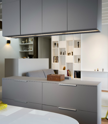 Coole Kuben: Würfelförmige Einbauten machen in Paris aus einer einstigen Mädchenkammer eine luftige Single-Wohnung.