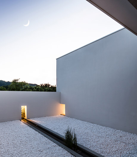 Er hat’s wieder getan: subtil verschlossenes Wohnhaus von Kouichi Kimura in Japan.