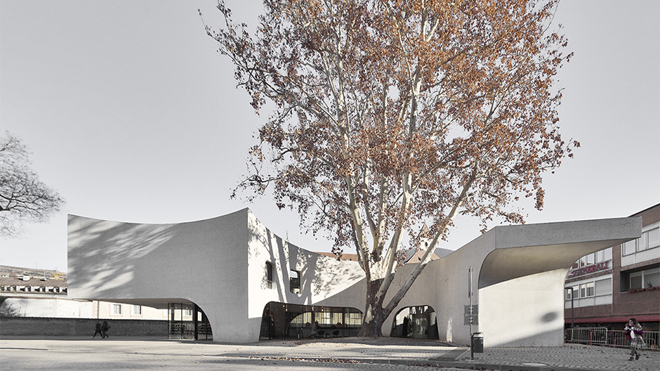 Geschwungene Touristeninformation von MoDus Architects in Brixen