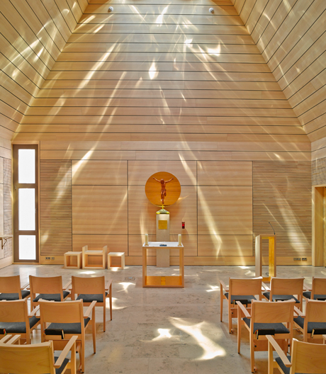 Zauberei mit Tageslicht: Wie eine schlichte Kapelle in Bayern in ein nachhaltiges Juwel verwandelt wurde.