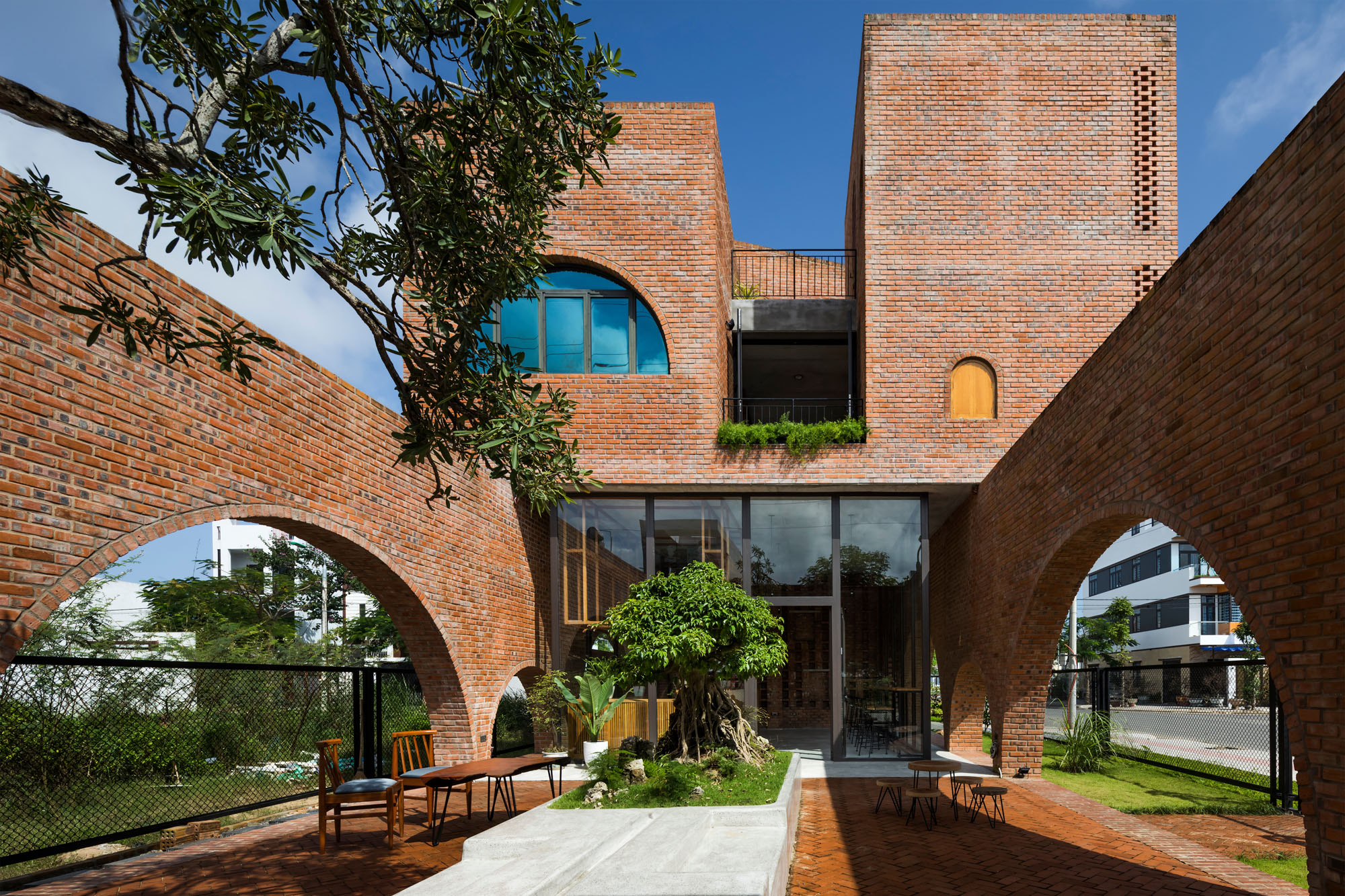 Luftiger Ziegelbau in Vietnam von Tropical Space