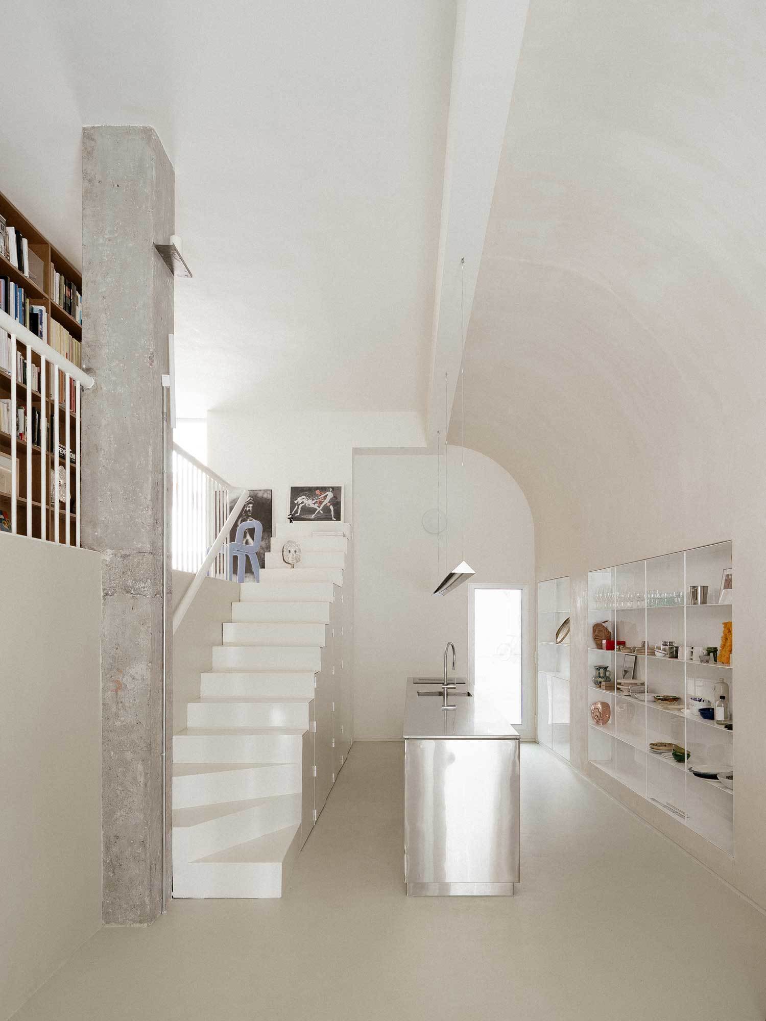 Burr Studio verwandelt Gewerbefläche in eine loftartige Wohnung