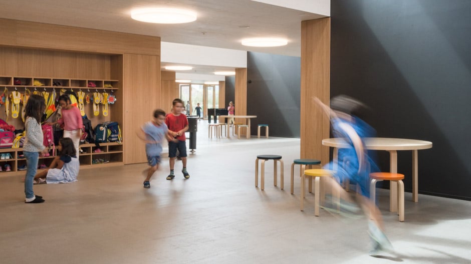 Mit dem Schulhaus in Port zeigt das Zürcher Büro Skop, wie man sich im Unterricht zuhause fühlt.