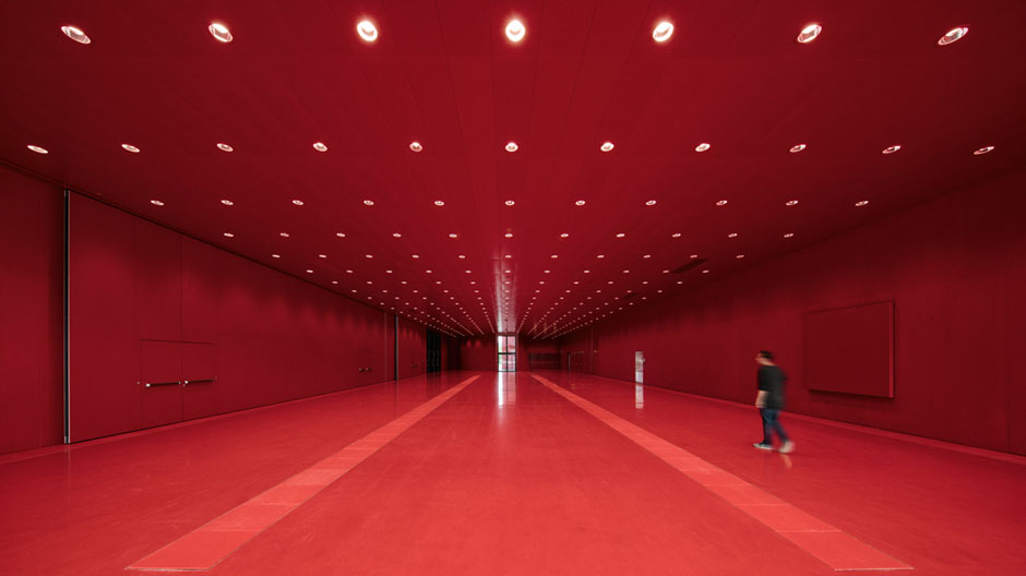 Durch diese Black Box zieht sich das Konzept von Marte.Marte Architekten wie ein roter Faden.