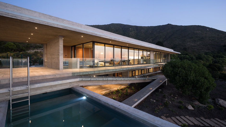 Dieses Haus von Felipe Assadi beeindruckt als lang gestreckte, bewohnbare Betonstruktur.