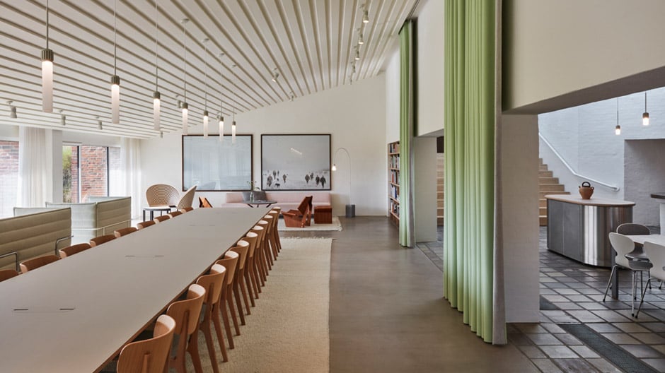 Im dänischen Ebeltoft wurde das Kvadrat-Headquarter in eine gemütliche Wohnlandschaft verwandelt.