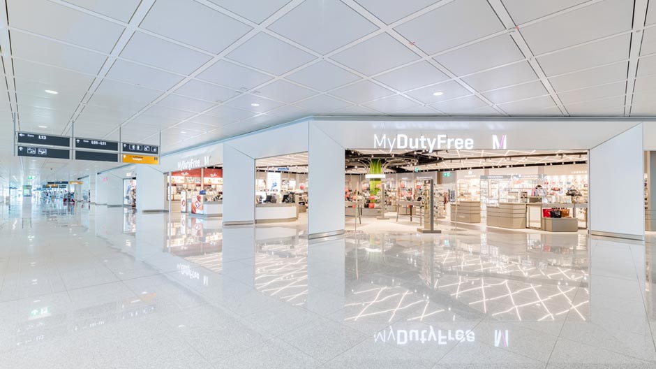 Wer im Münchner Satellitenterminal warten muss, braucht sich nicht zu langweilen: Kein Fliegen ohne Shopping!