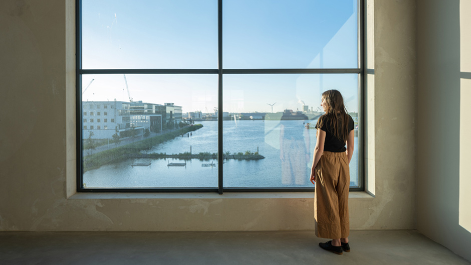 Blick über den Hafen und eine Bergkulisse als Treppenhaus: Salt in Amsterdam.