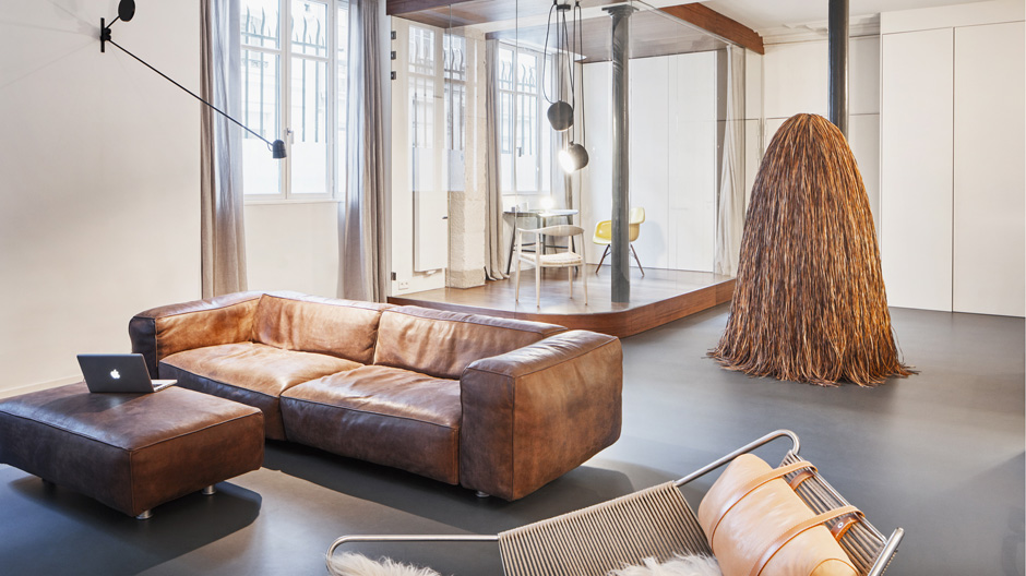 Das Pariser Architekturbüro Cut hat dieses Loft umgebaut. Mit dabei: viel Walnussholz und eine Schuhschrank-Perücke.