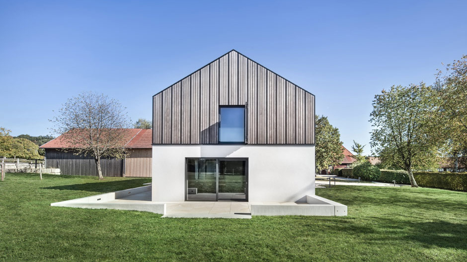 Diesen Sockel mit Satteldach haben Dittel Architekten in Süddeutschland gebaut.