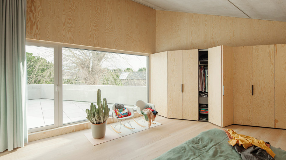 Ein Wohnkubus in Belgien: Im Inneren offenbart sich der Betonsolitär als gemütliches Zuhause.