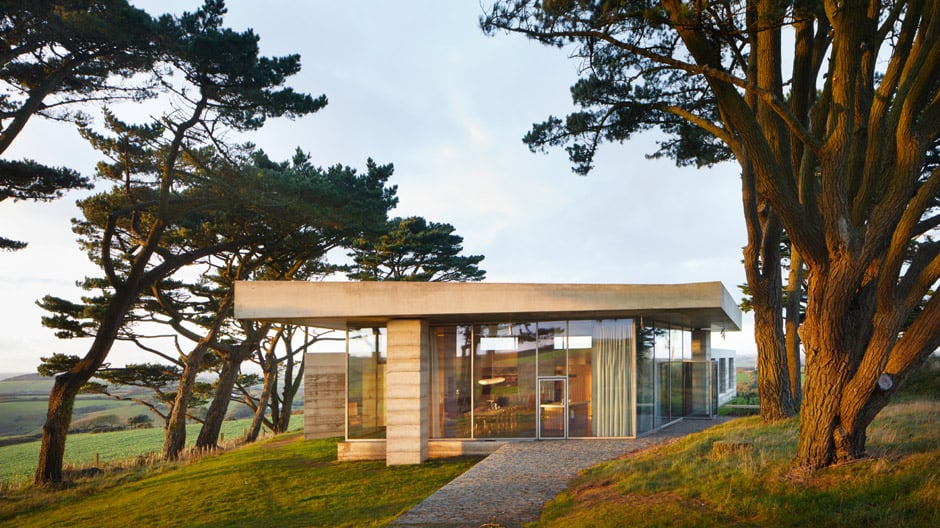 Diesen Palladio-Bungalow mit seinen mächtigen Stampfbetonwänden kann man seit März 2019 mieten.