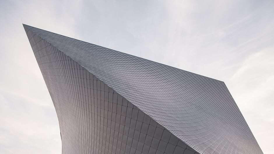 Im Frühling 2019 eröffnet der Neubau für die Landesgalerie Niederösterreich in Krems. Über 7.000 silbergraue Titan-Zinkschindeln schützen den Sichtbeton.