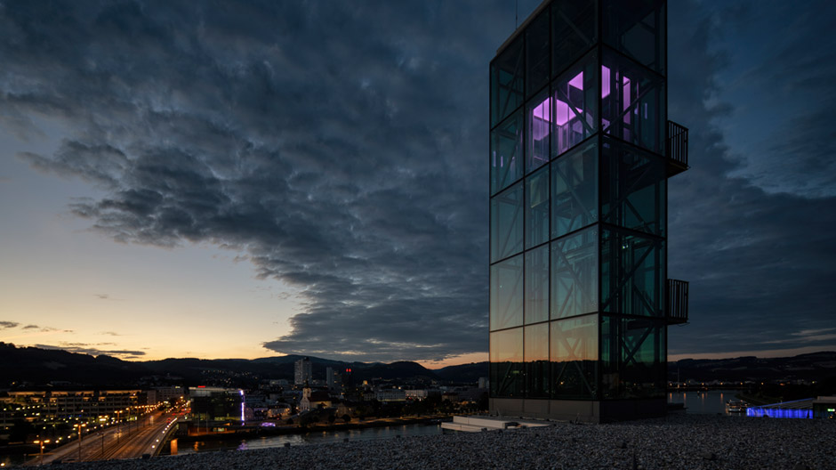 Karin Sander lässt ihren Transzendenzaufzug über dem Dach der Linzer Kunstuni leuchten.