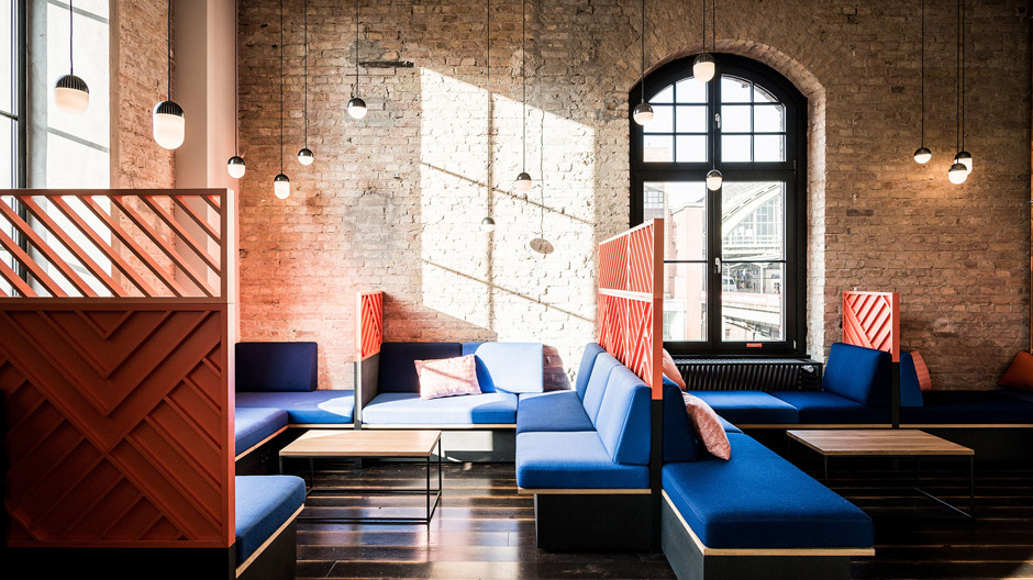 Industriecharme mit Urlaubsgefühl: Ein Büro im Berliner Postbahnhof. 