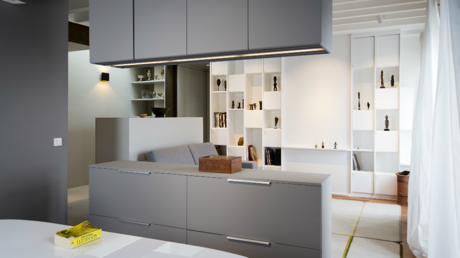 Coole Kuben: Würfelförmige Einbauten machen in Paris aus einer einstigen Mädchenkammer eine luftige Single-Wohnung.