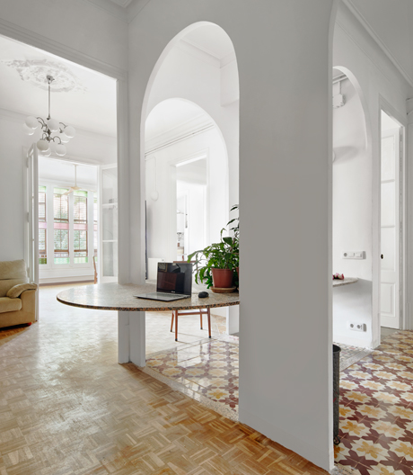 Raumbildende Collage: Bei diesem Umbau in der katalanischen Hauptstadt dienen Boden, Wände und Decken als zweidimensionale Spielebenen.