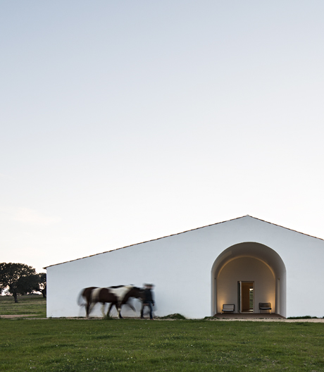 1000 Hektar Hotel: ein Gästehaus im Herzen Portugals, umgebaut von Aires Mateus.