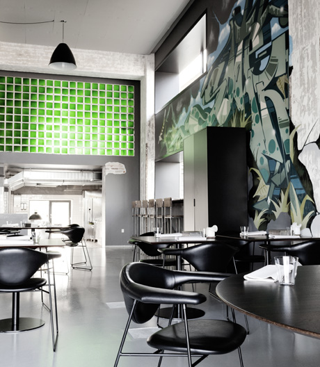 Industriecharme trifft auf Gemüsebeet: das Restaurant Amass in Kopenhagen.