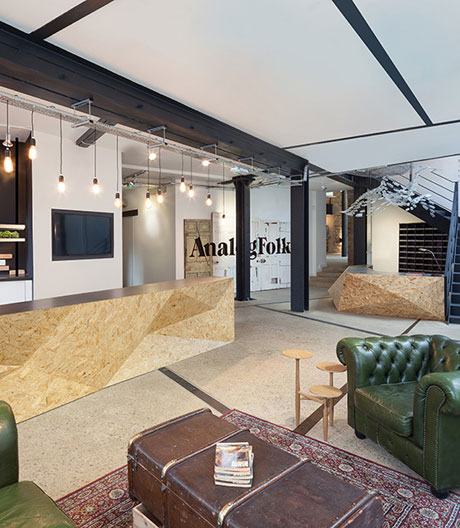 Eine Fabrik voller Strandgut ist das neue Zuhause von Analog Folk.