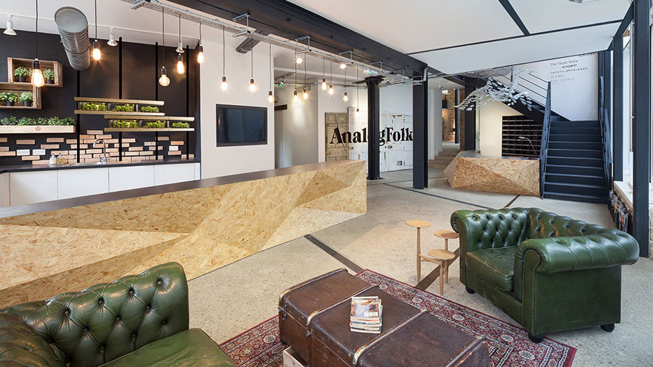 Eine Fabrik voller Strandgut ist das neue Zuhause von Analog Folk.