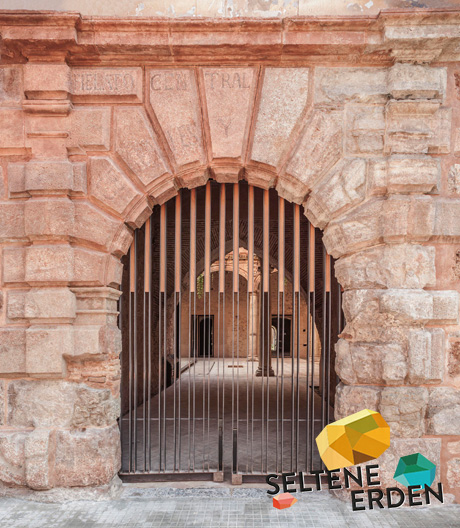 Dokument einer vergangenen Zeit: Kreuzgang des spanischen Architekturbüros El Fabricante de Espheras.