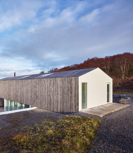 Meeresspiegel: In diesem Strandhaus wird die Architektur zum Reflektor von Licht und Wasser.