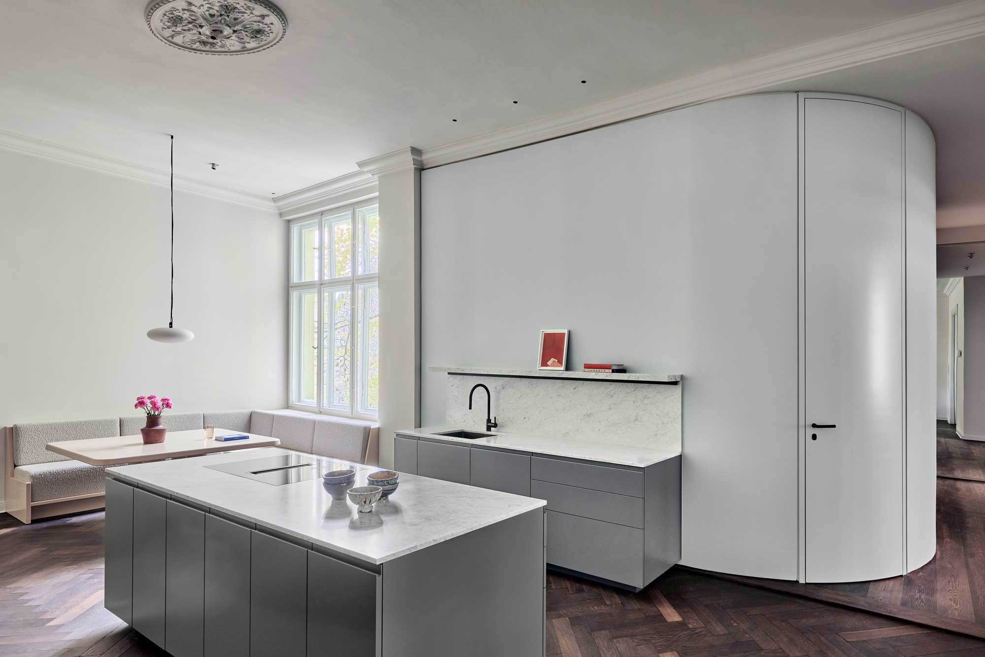 Umbau einer Altbauwohnung in Charlottenburg von Batek Architekten