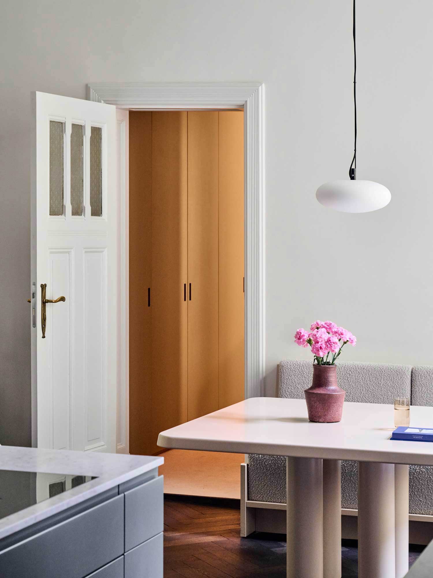 Umbau einer Altbauwohnung in Charlottenburg von Batek Architekten