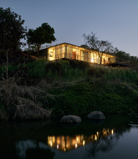 Architektur als amphibisches Wesen: eine gut versteckte Ferienresidenz in der indischen Bergregion Westghats.