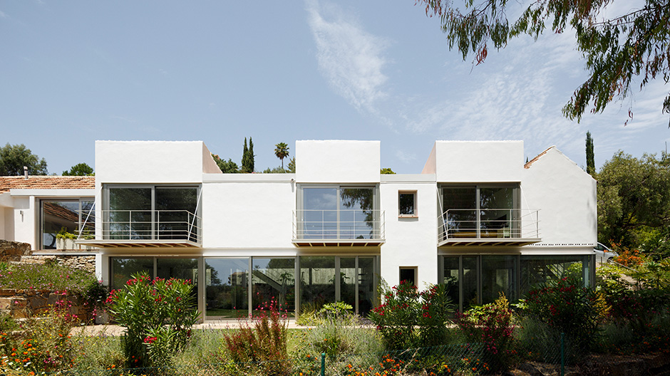 Bei diesem Landhaus ist Gonzalo Gutiérrez Araújo die Verdopplung der Wohnfläche auf bestehender Basis gelungen.