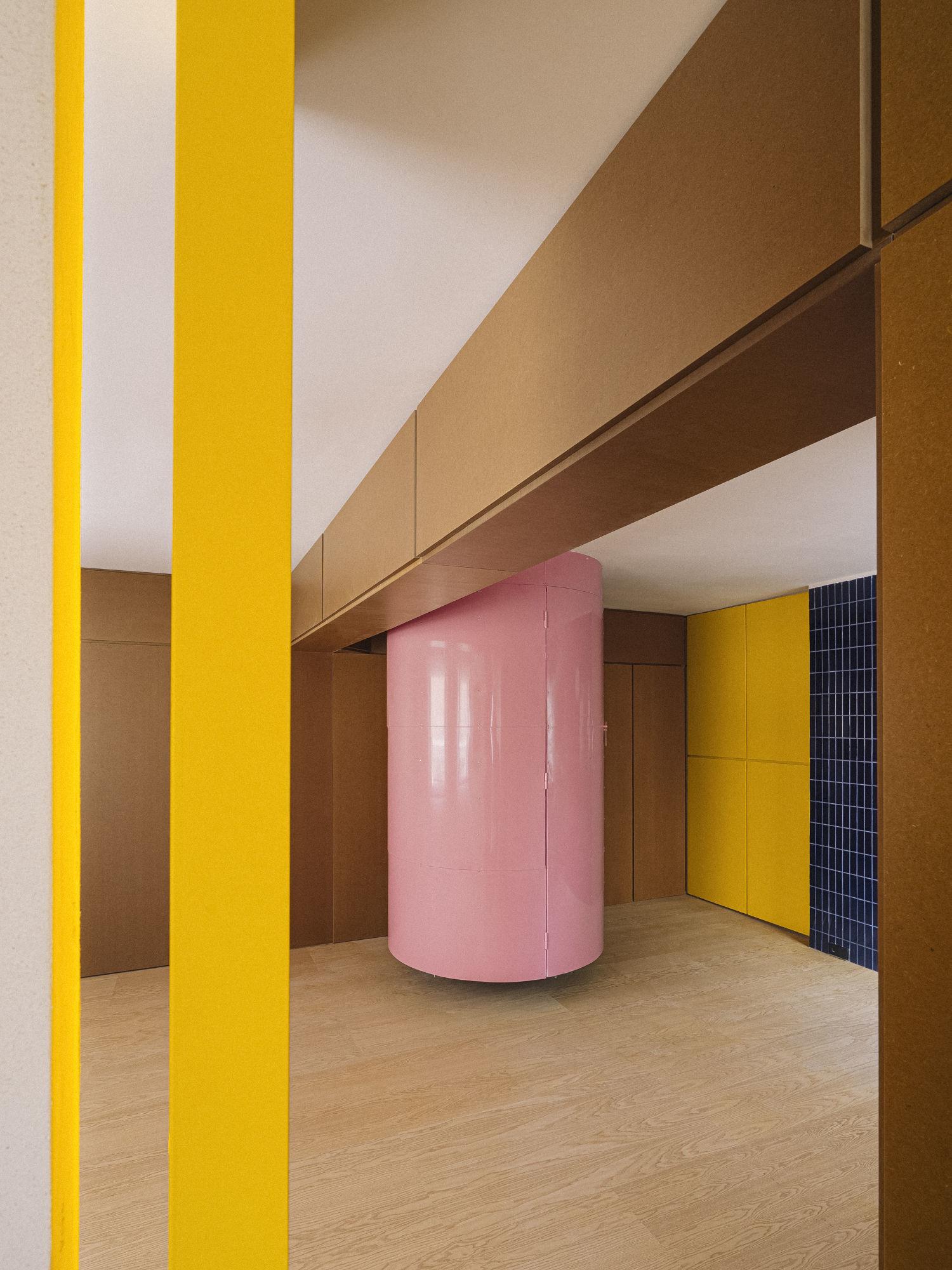 Madrider Apartment mit geheimen Räumen von Burr Studio