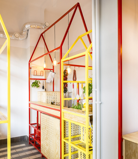 In Warschau huldigen Moko Architects mit einem Schnellrestaurant einer polnischen Spezialität.